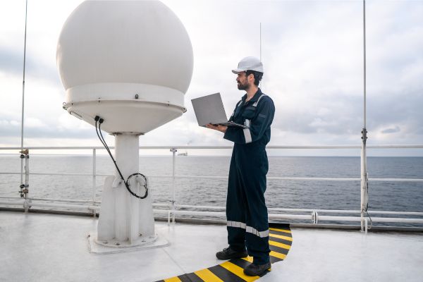 Seorang engineer sedang mengetes koneksi internet di kapal