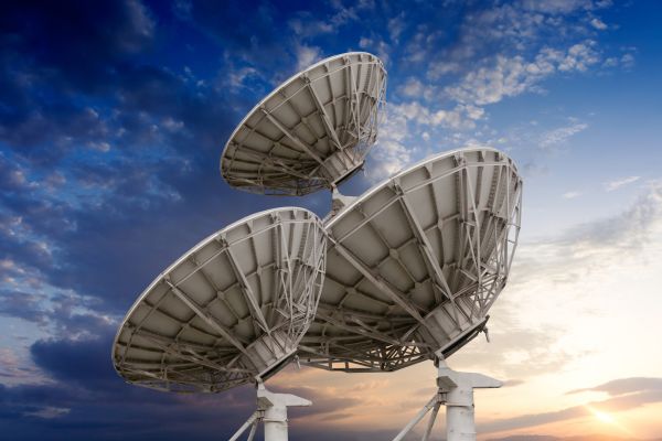 Parabola penangkap sinyal internet satelit