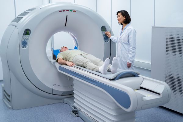Seorang pasien sedang dilakukan imaging menggunakan mesin MRI